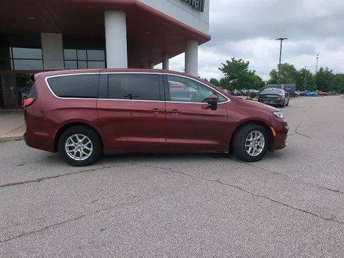 Certified 2023 Chrysler Pacifica Touring-L FWD image 32