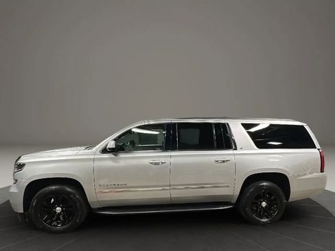 Used 2017 Chevrolet Suburban LT image 2