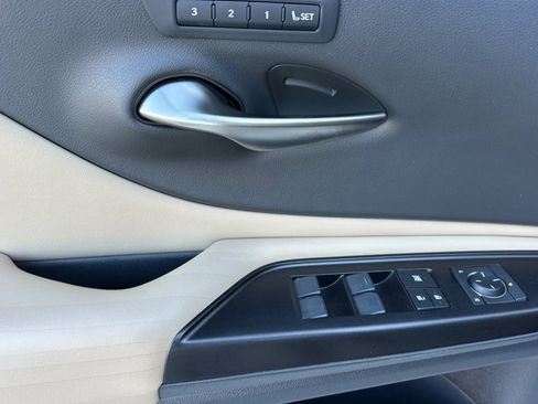 Used 2019 Lexus ES 300h w/ Luxury Package image 12