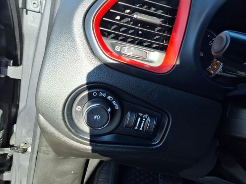 Used 2022 Jeep Renegade Trailhawk AWD/4WD image 18