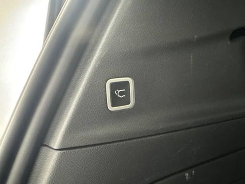 Used 2024 Chrysler Pacifica Limited FWD image 30