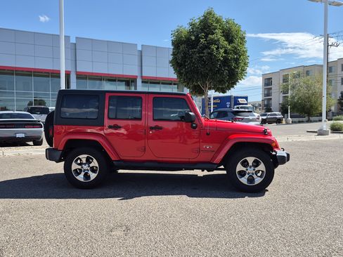 Used 2018 Jeep Wrangler Unlimited Sahara AWD/4WD image 6