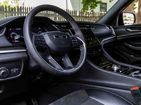 Used 2023 Jeep Grand Cherokee L Laredo image 7