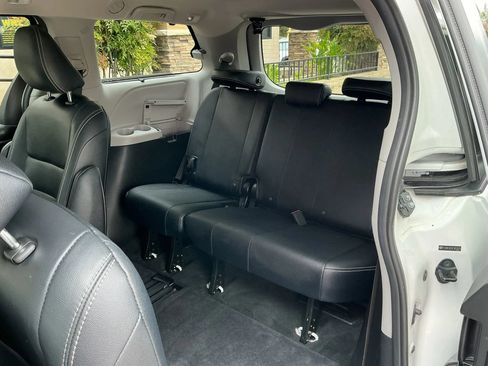 Used 2015 Toyota Sienna SE w/ SE Preferred Package FWD image 11