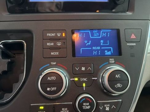 Used 2017 Toyota Sienna LE image 23