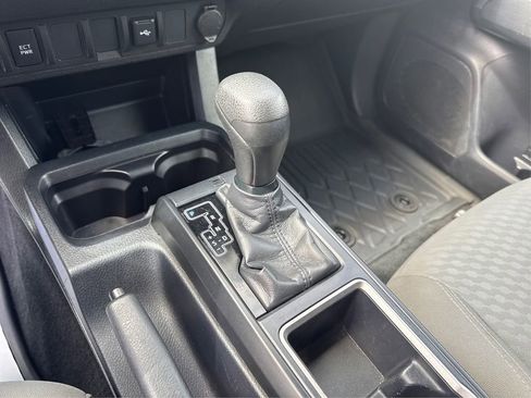 Used 2020 Toyota Tacoma SR AWD/4WD image 31
