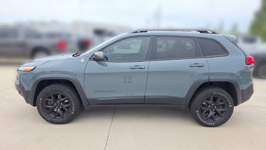 Used 2014 Jeep Cherokee Trailhawk w/ Comfort/Convenience Group AWD/4WD image 2