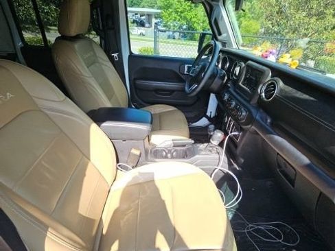 Used 2018 Jeep Wrangler Unlimited Sahara AWD/4WD image 11
