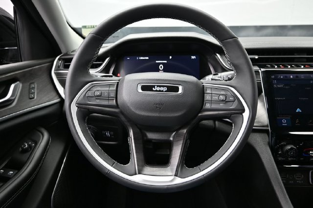 Used 2023 Jeep Grand Cherokee Limited w/ Black Appearance Package AWD/4WD image 27