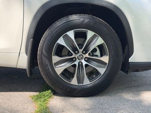 Used 2021 Toyota Highlander XLE AWD/4WD image 36
