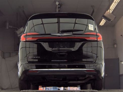 Used 2024 Chrysler Pacifica Touring-L FWD image 6