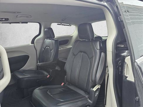 Used 2017 Chrysler Pacifica Touring-L Plus w/ Advanced Safetytec Group image 16