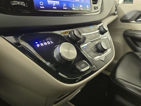 Certified 2024 Chrysler Pacifica Touring-L FWD image 24