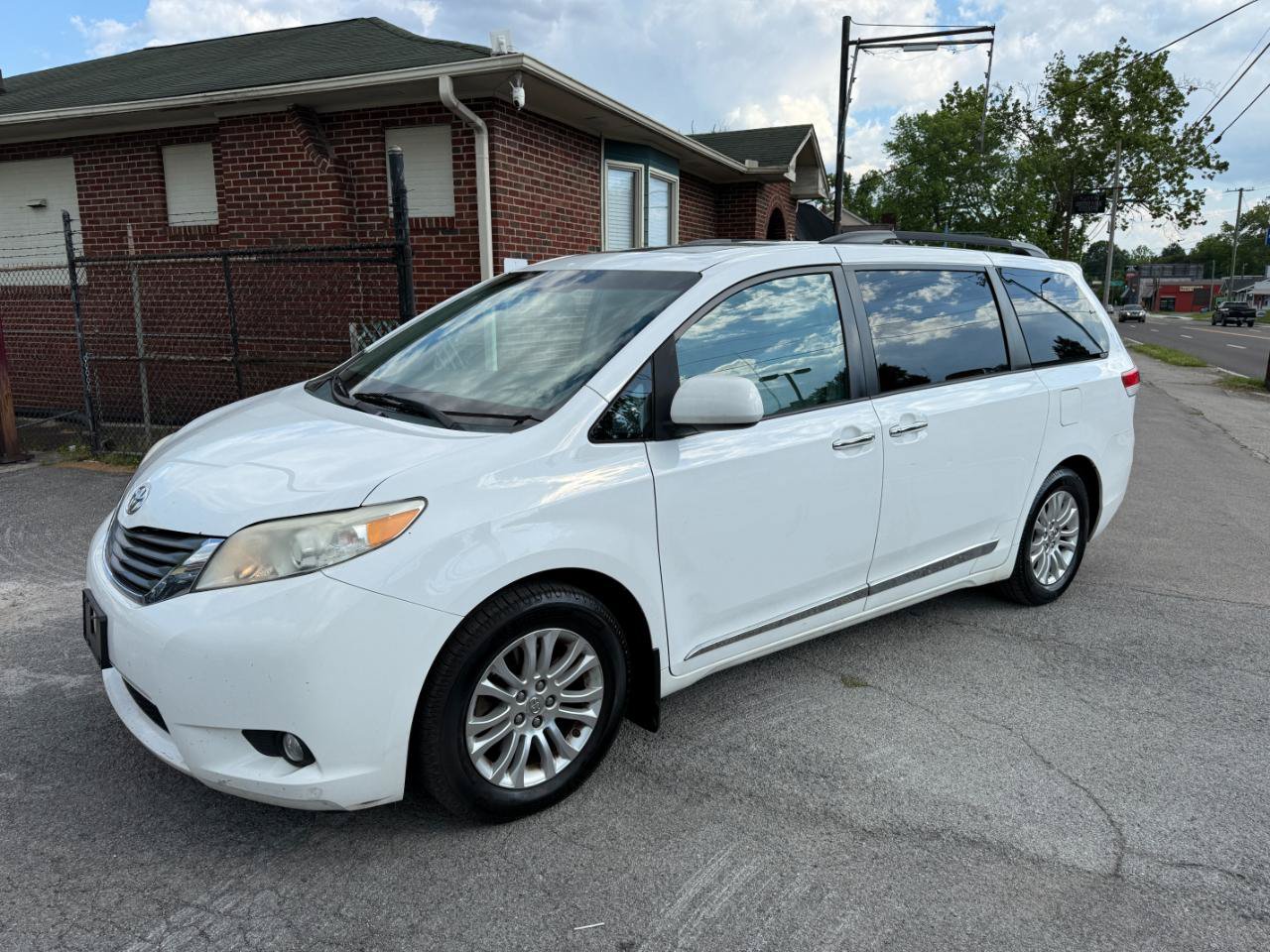 Used 2013 Toyota Sienna XLE w/ Entertainment Pkg FWD image 9