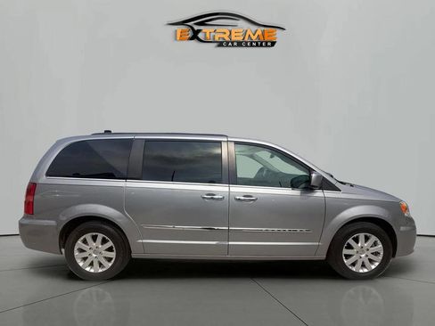 Used 2016 Chrysler Town & Country Touring w/ Driver Convenience Group FWD image 9