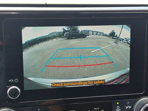 Used 2023 Toyota Highlander LE FWD image 18