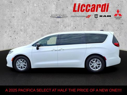 Used 2025 Chrysler Pacifica Select FWD image 4