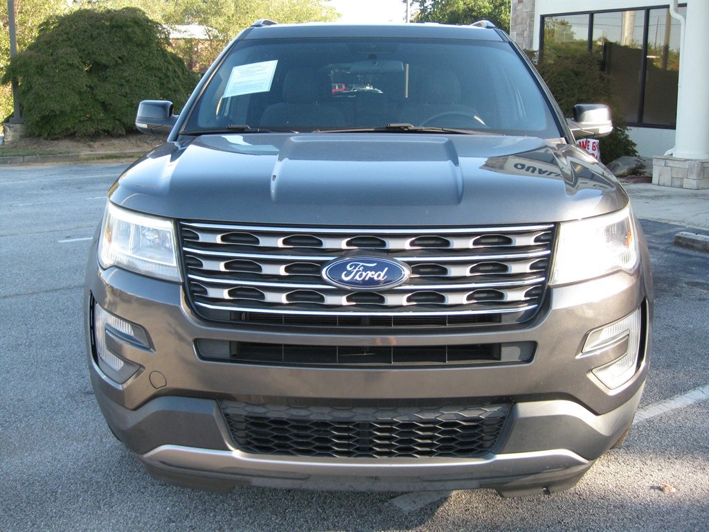 Used 2017 Ford Explorer XLT AWD/4WD image 3