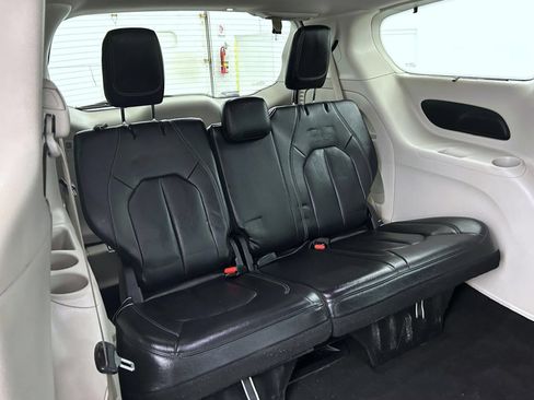 Certified 2022 Chrysler Pacifica Touring-L FWD image 17