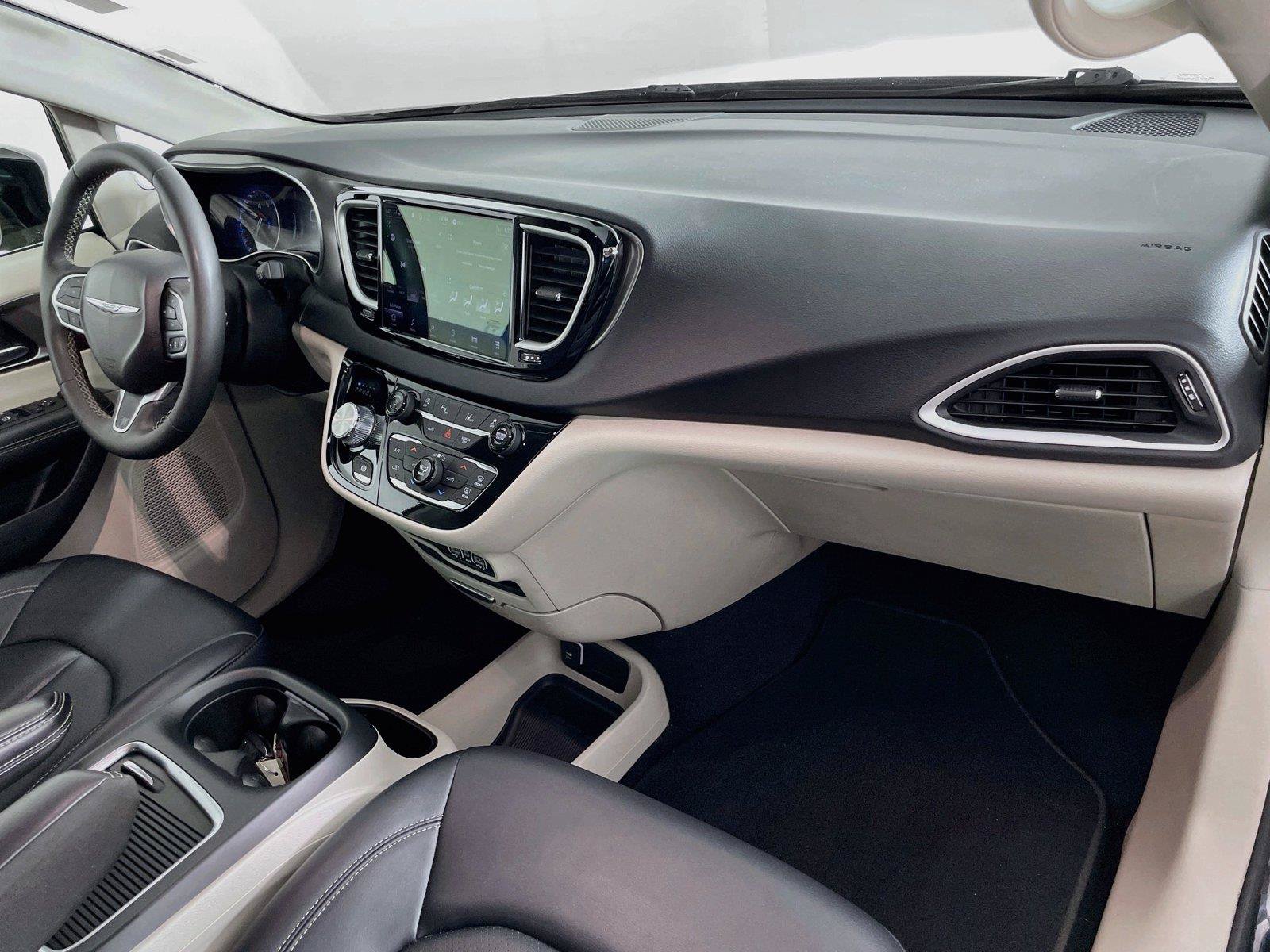 Used 2024 Chrysler Pacifica Touring-L FWD image 32