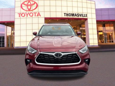 New 2026 Toyota Highlander XLE image 2