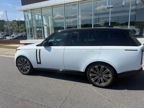 Used 2025 Land Rover Range Rover SE image 9