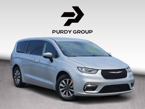 Used 2023 Chrysler Pacifica Touring-L FWD image 1