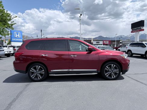 Used 2017 Nissan Pathfinder Platinum w/ Family Entertainment Package AWD/4WD image 2