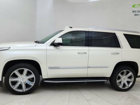 Used 2015 Cadillac Escalade Luxury RWD image 3