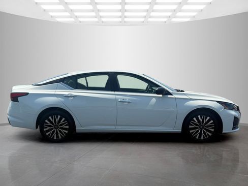 Used 2025 Nissan Altima 2.5 SV FWD image 2