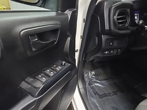 Used 2022 Toyota Tacoma SR AWD/4WD image 27