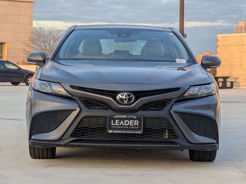 Used 2022 Toyota Camry SE image 2