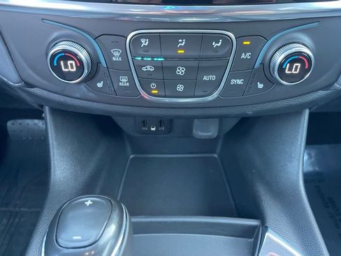 Used 2019 Chevrolet Traverse LT w/ LT Premium Package image 16