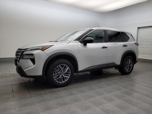 Used 2024 Nissan Rogue S image 2