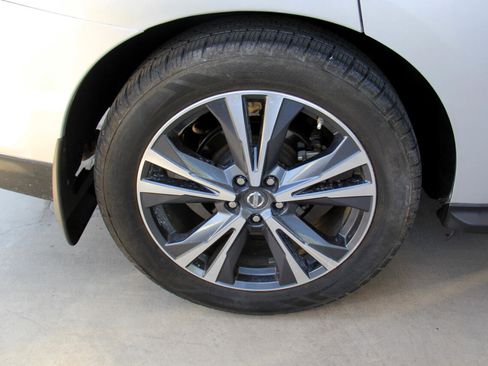 Used 2017 Nissan Pathfinder Platinum image 36