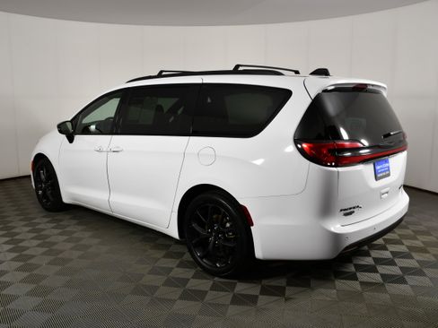 Used 2025 Chrysler Pacifica Limited FWD image 8