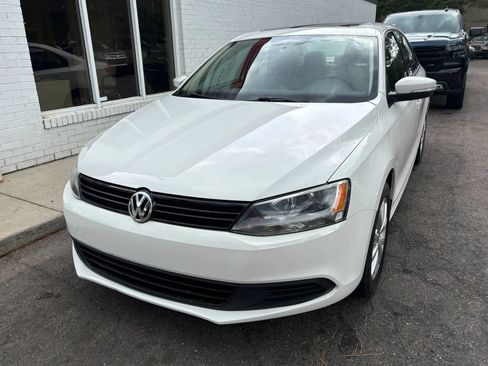 Used 2011 Volkswagen Jetta SE FWD image 2