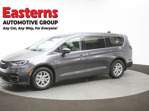 Used 2023 Chrysler Pacifica Touring-L image 56