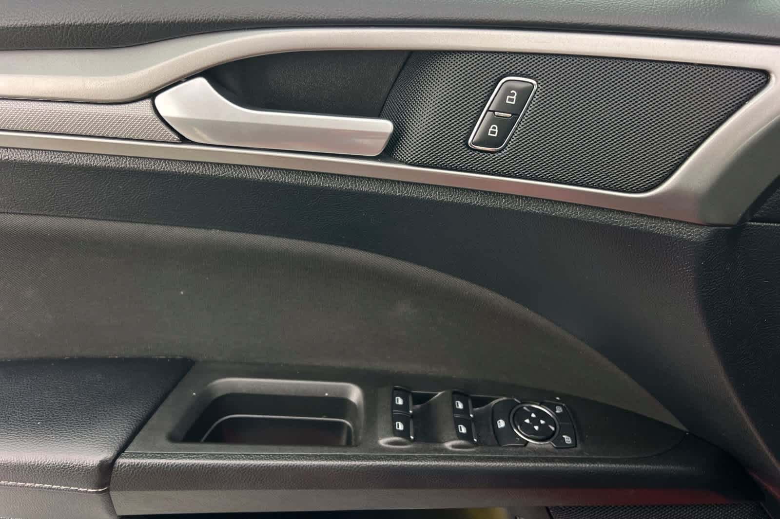 Used 2020 Ford Fusion SE FWD image 14