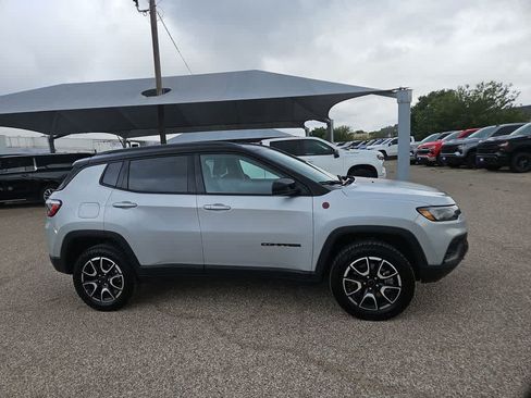 Used 2025 Jeep Compass Trailhawk AWD/4WD image 9