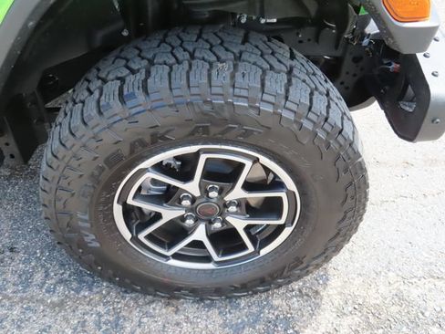 Used 2025 Jeep Gladiator Rubicon AWD/4WD image 16