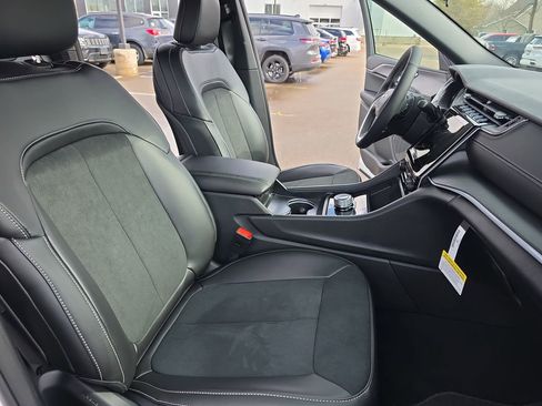 New 2025 Jeep Grand Cherokee Altitude image 10