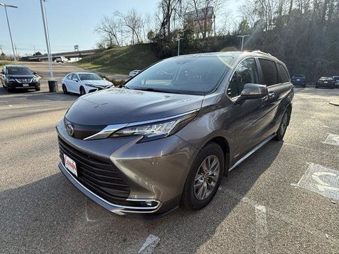 Certified 2021 Toyota Sienna XLE image 1