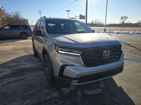 Certified 2025 Honda Pilot TrailSport image 3