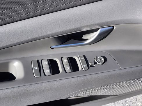 Certified 2025 Hyundai Elantra SE image 17