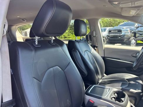 Used 2023 Chrysler Pacifica Touring-L FWD image 27