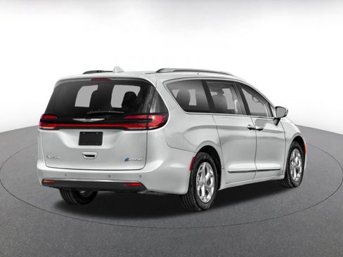Used 2023 Chrysler Pacifica Touring-L FWD image 2