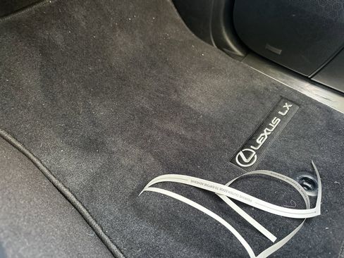 Used 2021 Lexus LX 570 4WD w/ Luxury Package image 18