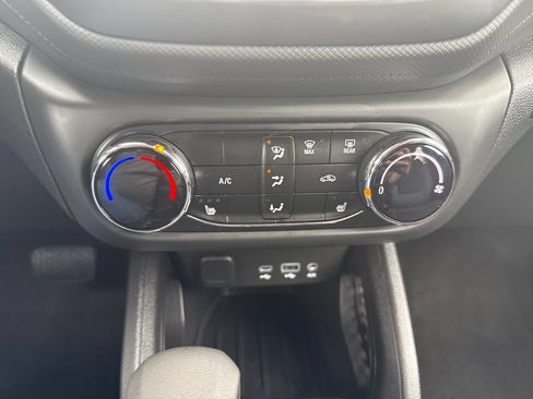 Used 2022 Chevrolet TrailBlazer LT FWD image 28