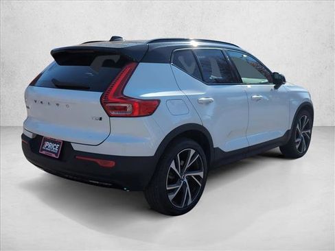 Used 2022 Volvo XC40 T5 R-Design w/ Climate Package image 5